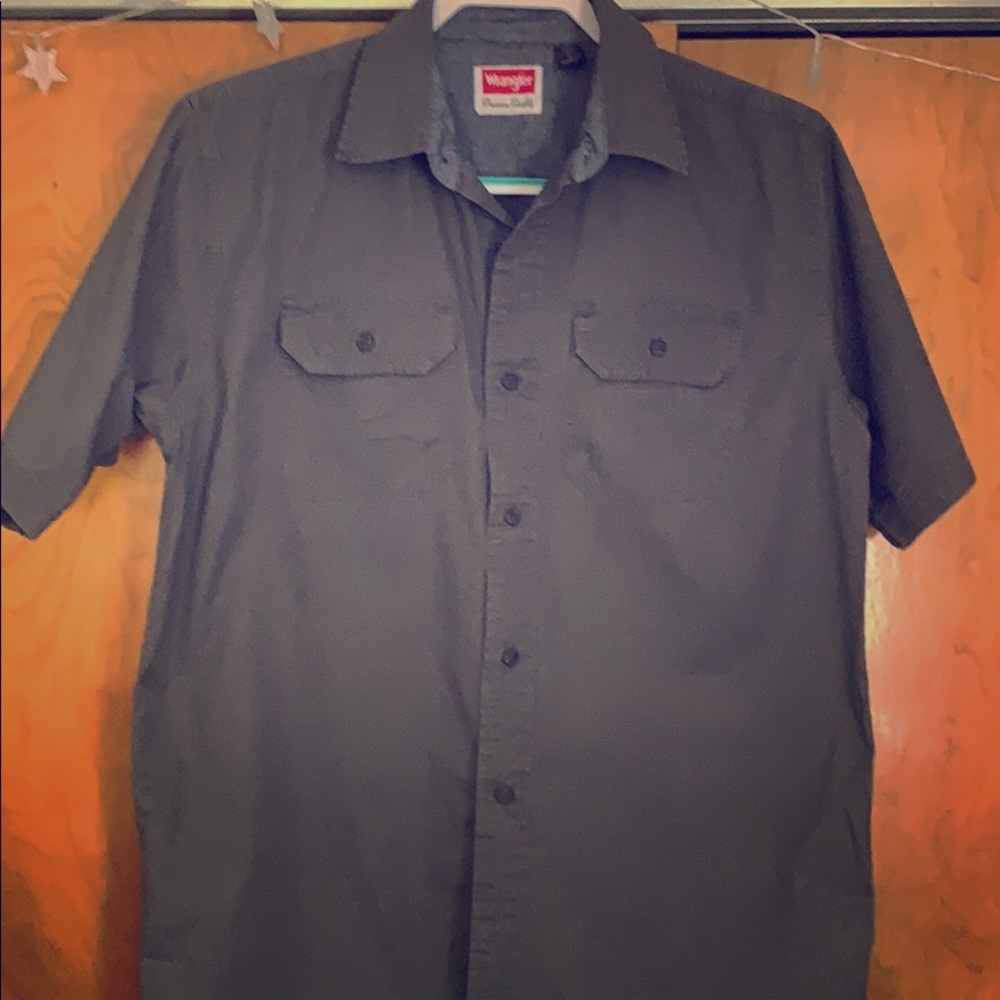 Men’s shortsleeved button-up